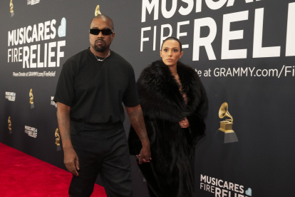 Kanye West (I) y Bianca Censori en la alfombra roja de la 67ª edición de los Premios Grammy en el Crypto.com Arena de Los Ángeles, California.