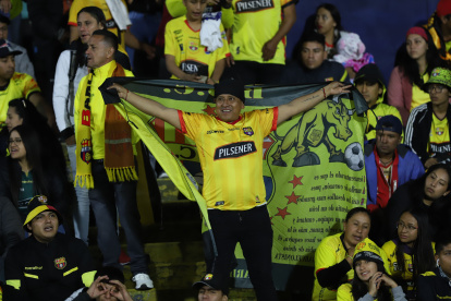 Noche Amarilla en Quito Barcelona presentó su plantilla 2024 que jugará Liga Pro los aficionados llegaron al estadio Olímpico Atahualpa para apoyar al ídolo del Ecuador. Quito 24 de Febrero de 2024 Agencia (ag-extra ag-expreso-ag-quito) Gustavo Guaman