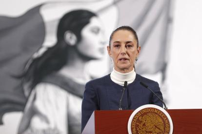 La presidenta de México, Claudia Sheinbaum, participa este lunes durante una rueda de prensa en Palacio Nacional en la Ciudad de México (México). Sheinbaum afirmó que su homólogo de Estados Unidos, Donald Trump, pausó "por un mes" la entrada en vigor de los aranceles del 25 % a México tras una llamada telefónica en la que ella prometió desplegar 10.000 elementos de la Guardia Nacional en la frontera común.