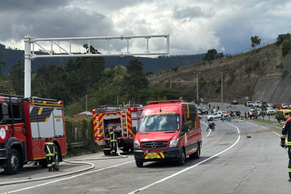 El tanquero quedó sobre un talud, mientras que la buseta escolar y otros autos yacían sobre la Ruta Viva, luego del accidente de tránsito.