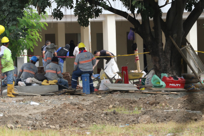 Servidores policiales acudieron a los exteriores de las oficinas de la ATD para recabar indicios respecto al asesinato del agente Kelvin Jarama.