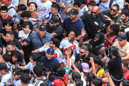 Fotografía cedida el pasado 28 de enero por la Agencia Andina de Perú en la que se registró al youtuber estadounidense "Speed" (c), al caminar em medio de decenas de seguidores, en Lima (Perú).