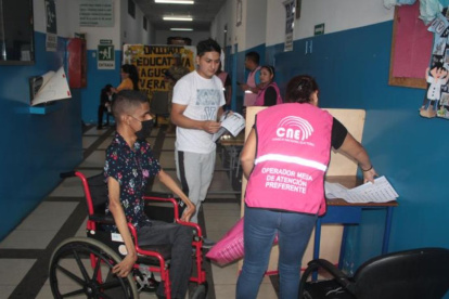 El voto asistido está destinado para las personas con discapacidad que requieren de la ayuda de una persona de su confianza.