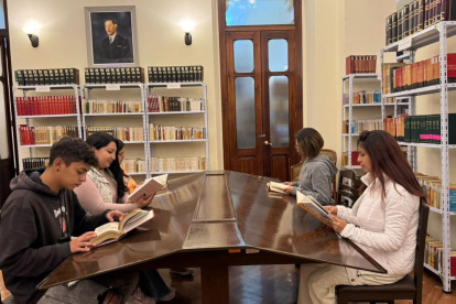Biblioteca. Libros de autores nacionales e internacionales son parte de esta reserva militar.