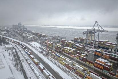 Se ven contenedores de envío en el puerto de Montreal en Montreal, Canadá, el 3 de febrero de 2025.