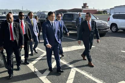 El secretario de Estado de Estados Unidos, Marco Rubio (c), camina por la pista del Aeropuerto Internacional Marcos A. Gelabertuna este 3 de febrero de 2025.