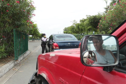 Descontento. Los visitantes consultados se mostraron inconformes al conocer la nueva medida. Actualmente sigue siendo gratuito el parqueo.