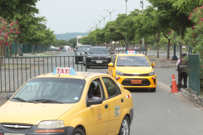 Actualidad.  Con rejas móviles color verde o con conos se encuentran cerrados los parqueos. Se espera la instalación de tecnología para el ingreso.
