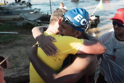 El orense se abrazó con su entrenador y rompió en llanto tras la extenuante prueba.