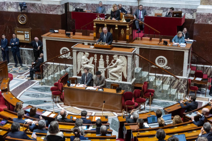El primer ministro, Francois Bayrou, habla durante una sesión de la Asamblea Nacional para votar sobre el presupuesto estatal y el presupuesto de la Seguridad Social en París.