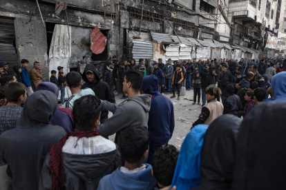 Palestinos se reúnen frente a una panadería para conseguir pan en la ciudad de Gaza, el 3 de febrero de 2025, en medio de un alto el fuego entre Israel y Hamás.