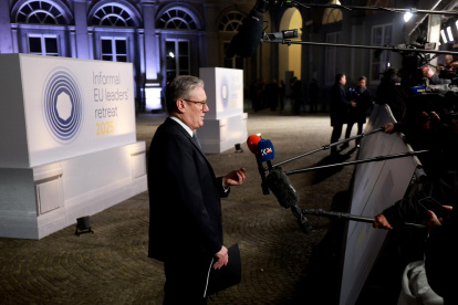 El primer ministro británico, Keir Starmer, habla con los medios cuando llega para asistir a una cena con motivo del retiro informal de los líderes de la UE en el Palacio de Egmont en Bruselas, el 3 de febrero de 2025.