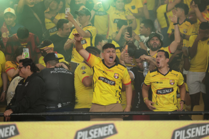 Unas 60.000 personas llevaron sus cánticos y encendieron la fiesta en el Monumental.