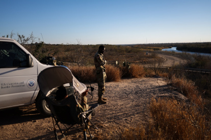 Un soldado del ejército estadounidense monitorea la frontera entre Estados Unidos y México en Seco Mines, Texas, el 24 de enero de 2025.