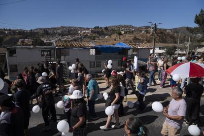 Personas participan en la conmemoración del aniversario del megaincendio este domingo, en Viña del Mar (Chile).