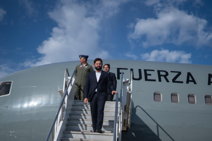 El presidente de Chile, Gabriel Boric (c) a su llegada a Montevideo, Uruguay donde ha llegado para reunirse con su homólogo uruguayo, Luis Lacalle Pou, y visitar al expresidente José “Pepe” Mujica.