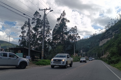 Velocidad. Los habitantes de la zona se arriesgan a diario al tomar la vía.