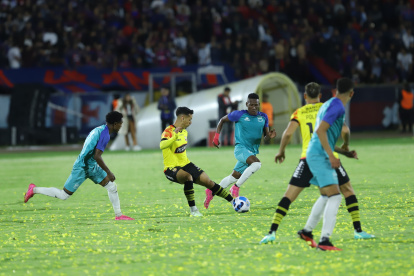 Noche Amarilla en Quito Barcelona presentó su plantilla 2024 que jugará Liga Pro los aficionados llegaron al estadio Olímpico Atahualpa para apoyar al ídolo del Ecuador. Quito 24 de Febrero de 2024 Agencia (ag-extra ag-expreso-ag-quito) Gustavo Guaman