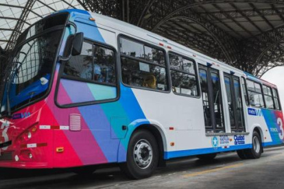 Varios nuevos buses cuentan con aire acondicionado. Los usuarios las esperan