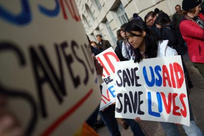 Manifestantes frente a la Agencia de Estados Unidos para el Desarrollo Internacional (USAID) en Washington, DC, EE. UU., 3 de febrero de 2025.