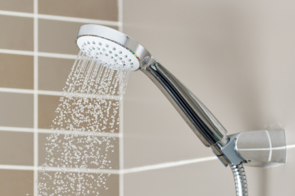 Esta es la manera correcta de ducharse, según dermatólogo