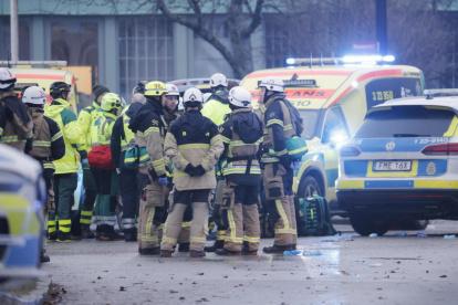 El personal de emergencia se reúne después de un tiroteo en la Escuela Risbergska en Örebro, Suecia, 04 de febrero de 2025.