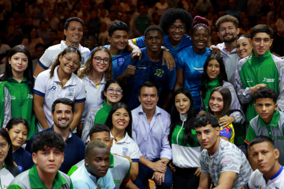 El presidente Daniel Noboa junto a los deportistas durante el anuncio del evento en Guayaquil.