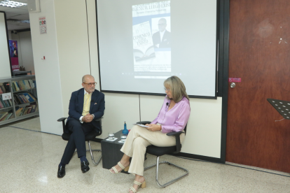 Horacio Chavarría junto a María Leonor Baquerizo durante el conversatorio.