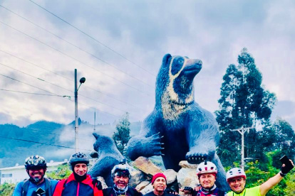 Celebración de los ciclistas tras cumplir el objetivo en suelo fronterizo.