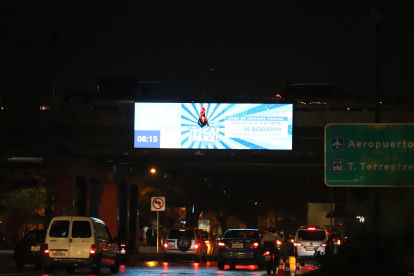 Guayaquil. Una pantalla en un paso a desnivel en el norte de la ciudad.