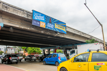 El Municipio reconoció que en 9 pasos vehiculares hay 13 pantallas led.