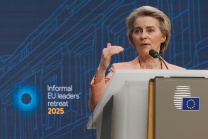 La presidenta de la Comisión Europea, Ursula von der Leyen, habla durante una conferencia de prensa con el primer ministro polaco, Donald Tusk, y el presidente del Consejo Europeo, Antonio Costa.