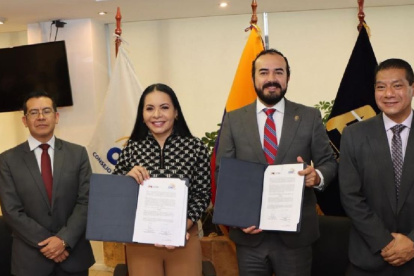 Diana Atamaint, presidenta del CNE, firmó un acuerdo con Patricio Maldonado, titular de la AME.