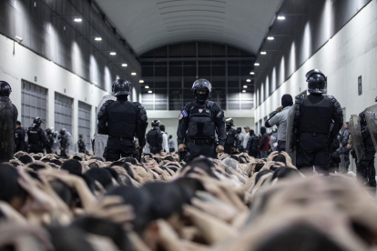 San Salvador. En la foto distribuida en la red X por el presidente Bukele, se ve a presos junto a guardias.