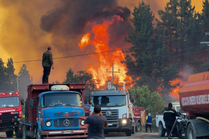 Personas observan los incendios el 3 de febrero de 2025 en El Bolsón, Río Negro (Argentina).