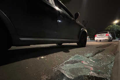 Casos. A lo largo de la avenida es posible ver vidrios regados de las víctimas de robos. EXPRESO conoció varios casos de hurto de objetos dentro de autos.