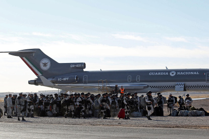 Integrantes de la Guardia Nacional de México (GN) llegan a Ciudad Juárez este martes, en el estado de Chihuahua (México).