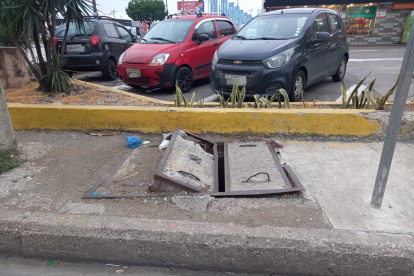 La tapa de una alcantarilla presenta desperfectos en el norte de Guayaquil.