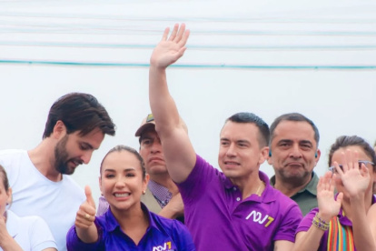 Yadira Bayas, candidata a asambleísta por ADN, es señalada por el CNE por regalar cocinas de inducción en campaña electoral.