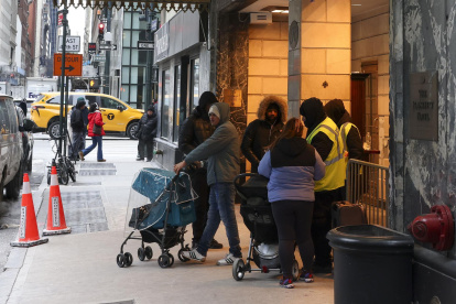 Foto del 21 de enero de 2025 de personas entrando y saliendo de un refugio para migrantes en el antiguo Hotel Roosevelt en Nueva York, Nueva York, EE. UU.