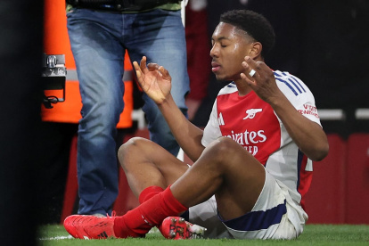 Lewis-Skelly, volante del Arsenal, imita la celebración de Erling Haaland, delantero el Manchester City, en la victoria 5-1 de su equipo sobre los citizens.