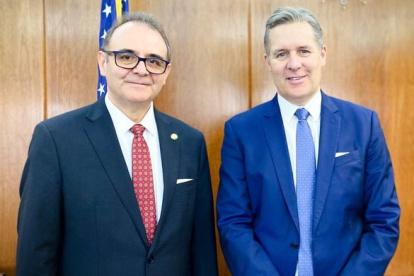 Christian Espinosa, embajador de Ecuador en Estados Unidos, y Thomas E. Lersten, funcionario de alto rango de la Oficina del Subsecretario de Crecimiento Económico, Energía y Medio Ambiente.