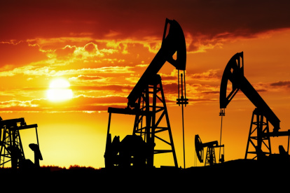 Precios del petróleo caen por encima de los 70 dólares ante incertidumbre en la demanda global.