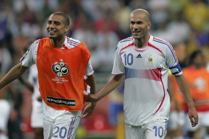 David Trezeguet (i) junto al legendario Zinedine Zidane, defendiendo la camiseta de la selección de Francia.