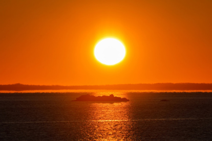 Bajo el sol pesas más que en la sombra o de noche, la ciencia lo explica.