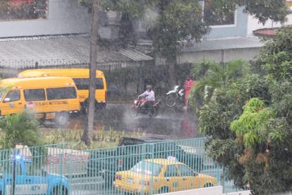 En zona del centro y del norte la lluvia ha empezado ha intensificarse. En otros puntos, en cambio, ha bajado la intensidad.