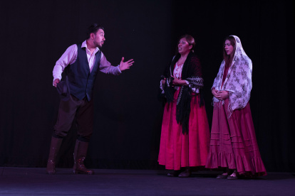 La obra de teatro-danza cuenta con un elenco de 18 artistas sobre el escenario.