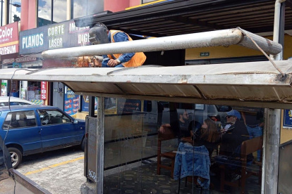 Obra. Personal acudió al sitio y cambiaron el techo de la parada