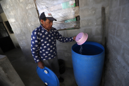 Debido a la intermitencia del servicio de agua, los moradores del barrio tienen contenedores en sus viviendas para recoger el agua.