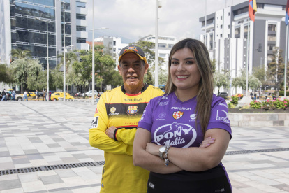 Carolina y Leonel, padre e hija, unidos por su afición a Barcelona esperan la Noche Amarilla de este jueves 6 de febrero en Quito.